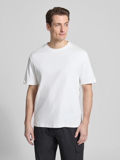 Männermodel trägt Relaxed Fit T-Shirt mit Rundhalsausschnitt von Antony Morato aus weißer Baumwolle, schlichte Struktur, Ganzkörperansicht von vorne