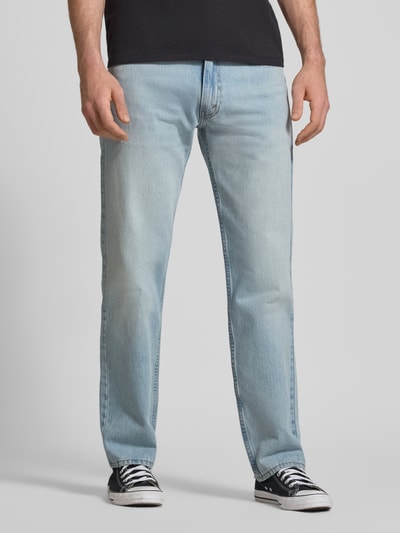 Mannenmodel draagt Relaxed Straight fit Jeans in Used-look Model '555' van Levi's®, puur katoen, steekzakken, lichtblauw, vooraanzicht, binnenbeenlengte maat 32/34: 83 cm, bandwijdte 43 cm.