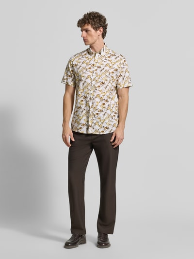 Männermodel trägt Regular Fit Freizeithemd mit Button-Down-Kragen von bugatti, Allover-Look, Reine Baumwolle, Ganzkörperansicht von vorne.