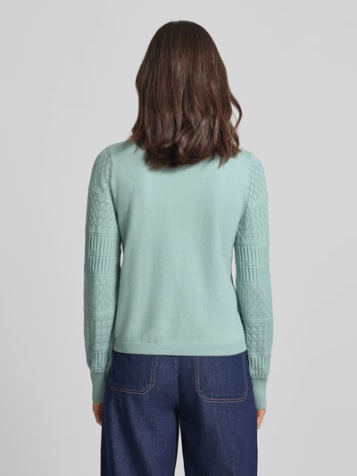 Vrouwenmodel draagt Regular Fit pullover uit viscosemix model 'Milos' van Vila in tricotlook met gaatjesmotief, lange mouwen, ronde hals, elastische boorden, ruglengte maat S 54 cm, mouwlengte maat S 64 cm, aquablauw, gestructureerde textuur, volledige lichaamsaanzicht achteraan.
