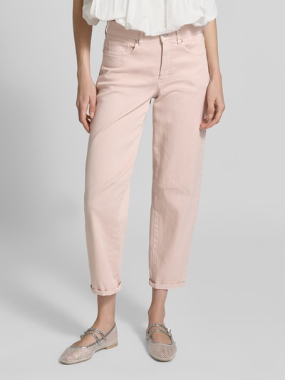 Frauenmodel trägt Straight Fit Jeans im 5-Pocket-Design Modell 'Melly' von OPUS PANTS in hellem Rosa, Baumwoll-Mix, Knopf- und Reißverschluss, Struktur glatt, Bundweite 39 cm, Innenbeinlänge 68 cm, Ganzkörperansicht von vorne.