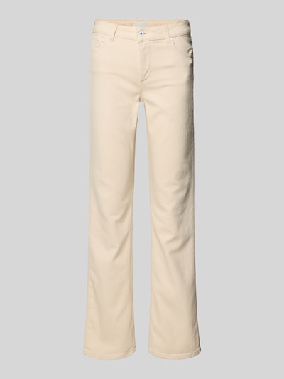 Produktfoto, cremefarbene Flared Fit Jeans im 5-Pocket-Design Modell 'Shelby' von Mustang aus elastischem Baumwoll-Mix auf grauem Hintergrund