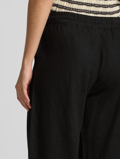 Frauenmodel trägt Wide-Leg-Pants mit elastischem Bund Modell 'Lava' von FREE/QUENT, schwarzer Leinen-Mix mit Viskose-Mix, Detailaufnahme Hüfte.
