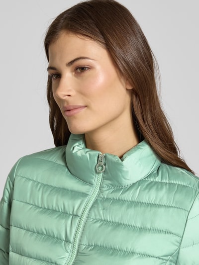 Frauenmodel trägt Slim Fit Steppjacke mit Stehkragen von s.Oliver RED LABEL, Optik: Unifarben, Reißverschluss, Nahaufnahme Oberkörper.