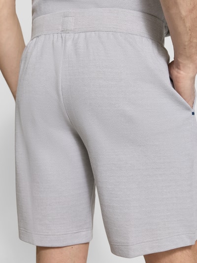 Männermodel trägt Shorts mit elastischem Bund von Schiesser, hellgrau, fein strukturiert, Regular Fit, Baumwoll-Mix, Ganzkörperansicht Rückansicht.