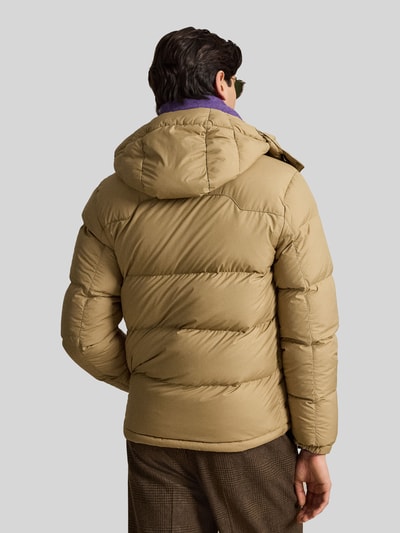 Männermodel trägt beige Regular Fit Daunenjacke mit Logo-Stitching von Polo Ralph Lauren, Herren Daunenjacke, Ganzkörperansicht Rückansicht.