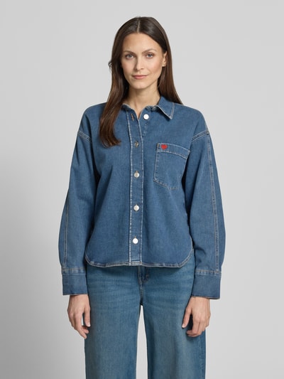 Vrouwenmodel draagt Relaxed Fit Jeansbluse met Stitching model 'Falentine' van OPUS, katoenmix met stretch, borstzak, knoopsluiting, blauw, vooraanzicht, nahaufnahme oberkörper