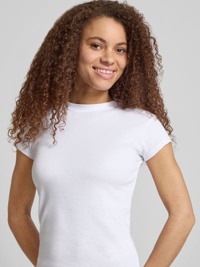 Frauenmodel trägt weißes Damen T-Shirt mit Rundhalsausschnitt Modell 'EVERYDAY' von Topshop, Baumwoll-Mix, Slim Fit, Nahaufnahme Oberkörper. Rückenlänge bei Größe S: 54 cm.