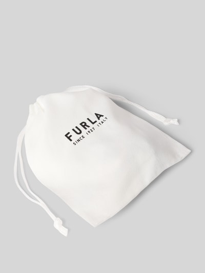 Produktfoto, weißer Stoffbeutel mit schwarzem FURLA-Logo, glatte Struktur, Verpackung von Schlüsselanhänger mit Bär-Applikation Modell 'HASHTAG BEAR' von FURLA, Kontext: Damen Schlüsselanhänger, Schlüsselring