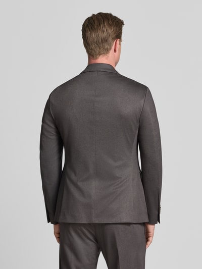Männermodel trägt Regular Fit Sakko mit Viskose-Anteil Modell 'Data' von CINQUE in Grau, glatte Textur, Ganzkörperansicht Rückansicht. Das Sakko zeigt einen klassischen Reverskragen, Pattentaschen und eine 2-Knopfleiste, gefertigt aus elastischem Material-Mix.