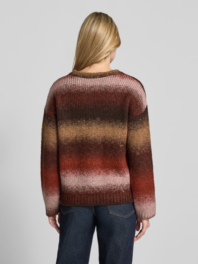 Frauenmodel trägt Strickpullover im Allover-Look mit Rundhalsausschnitt von MORE & MORE im Relaxed Fit, Brauntöne, Rückansicht.