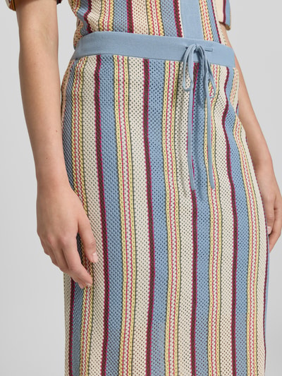 Vrouwenmodel draagt Midirok in tricotlook van Jake*s Casual met nauwsluitende pasvorm, elastische band en tunnelkoord, detailopname taille.