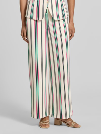 Frauenmodel trägt Hose im Allover-Look Modell 'KATE PRINT' von ICHI im Streifenmuster, Material-Mix mit Viskose-Anteil, Regular-Fit, Ganzkörperansicht von vorne.