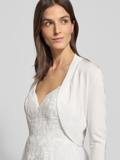 Frauenmodel trägt Bolero mit Schalkragen von Jake*s Cocktail aus schimmernder Viskosemischung mit offenen Vorderseite, Dreiviertel-Ärmeln, gerippten Abschlüssen, Rückenlänge bei Größe 36: 39 cm, Nahaufnahme Oberkörper.