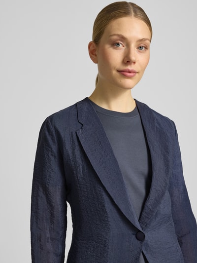 Frauenmodel trägt Slim Fit Blazer mit Knopfverschluss von Emporio Armani aus Lyocell-Mix, dunkelblau, Crinkle-Optik, Nahaufnahme Oberkörper. Rückenlänge bei Größe 36: 66 cm, Brustweite: 43 cm, Ärmellänge: 63 cm.