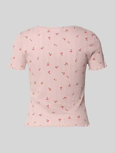 Frauenmodel trägt Pyjama-Oberteil mit Muschelsaum von Jake*s Casual in Rosa mit Pointelle-Muster, Reine Baumwolle, Gerader-Schnitt, Ganzkörperansicht Rückansicht.