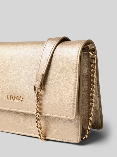 Produktfoto, Crossbody Bag in Leder-Optik von Liu Jo White in Gold mit Ketten-Trageriemen, Logo-Detail und Überschlag, strukturierte Oberfläche
