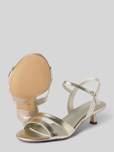 Produktfoto, Sandaletten mit Kitten Heel Absatz von Tamaris in glänzendem Gold, offene Schuhspitze, Dornschließe, strukturierte Sohle.