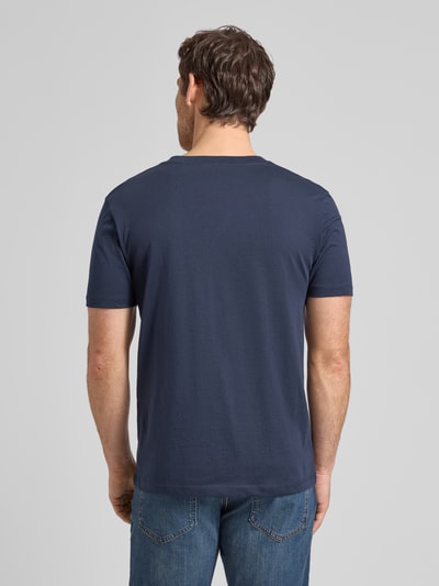 Męski model nosi Regular Fit T-Shirt aus reiner Baumwolle von Tom Tailor Denim, efekt: jednolity kolor, krój regular fit, z napisem z logo, okrągły dekolt, rękaw: krótki rękaw, materiał: bawełna, Ganzkörperansicht Rückansicht.