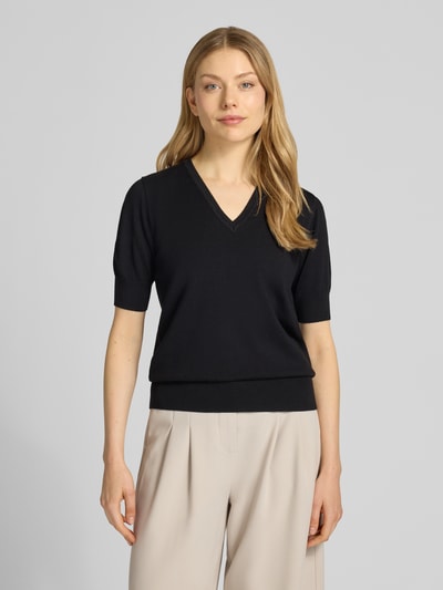 Vrouwenmodel draagt gebreid shirt model 'Katie' van FREE/QUENT, zwart, viscosemix met stretch, regular fit, V-hals, ruglengte maat S 59 cm, mouwlengte maat S 26 cm, frontale volledige lichaamsopname.