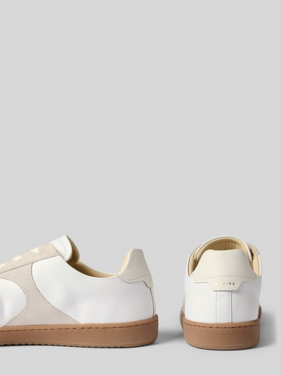 Produktfoto, Sneaker aus echtem Leder Modell 'Ray Rio' von Nubikk, weiß-beige Töne, braune Sohle, Logo-Detail, runde Formen, glatte und matte Texturen, abgerundete Passform, Absatzhöhe 3 cm, Schafthöhe 8 cm, Schaftweite 10 cm