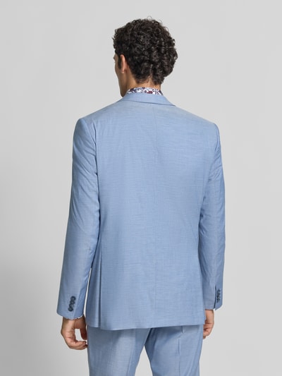 Männermodel trägt Slim Fit Anzug aus Schurwoll-Mix mit Viskose-Anteil von ROY ROBSON in Hellblau, feine Struktur, Ganzkörperansicht Rückansicht.