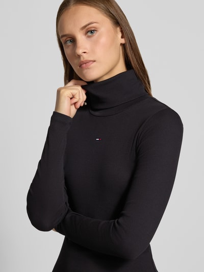 Kobieta nosi eng anliegendes Freizeitkleid aus Baumwoll-Mix von Tommy Jeans w kolorze czarnym, tekstura prążkowana, zbliżenie na górną część ciała, sukienki casualowe