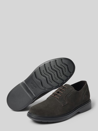 Produktfoto, Schnürschuhe aus echtem Leder Modell 'Ottavio' von Geox in Dunkelbraun mit abgerundeter Passform, Logo-Prägung, strukturierte Laufsohle, Absatzhöhe 4 cm, Schafthöhe 7 cm, Schaftweite 11 cm.