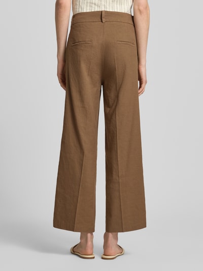 Vrouwenmodel draagt Chino uit linnenmix met strijkvouw, model 'CALIFORNIA' van Cambio, straight fit, productdetails, achteraanzicht.