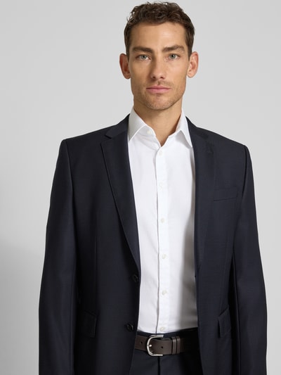 Mannelijk model draagt Slim Fit Business-Hemd aus Baumwolle mit Kentkragen van Jake*s, wit, slim fit, kentkraag, knoopsluiting, puur katoen, voorkant bovenlichaam close-up