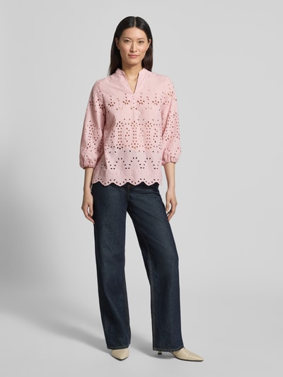 Frauenmodel trägt Regular Fit Bluse mit Lochstickerei von More & More in Rosa, Baumwoll-Mix, V-Ausschnitt, leichte Struktur, Ganzkörperansicht von vorne