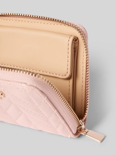 Produktfoto, Portemonnaie mit Logo-Applikation Modell 'Cheryl' von Guess in Hellrosa und Beige, Stepp-Optik, Reißverschluss, Detailaufnahme