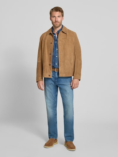 Męski model nosi niebieskie jeansy typu krój relaxed fit z bawełny Relaxed Fit Jeans aus reiner Baumwolle Modell 'relaxed TTWAYLEN' od Tom Tailor Denim, pełny widok z przodu.