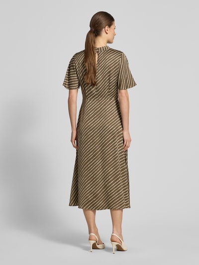 Frauenmodel trägt Regular Fit Midikleid aus reiner Viskose mit Stehkragen von comma, beige mit weißen Streifen, taillierte Passform, Ganzkörperansicht Rückansicht.