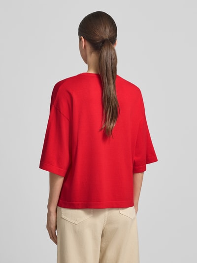 Frauenmodel trägt Strickshirt aus Viskose-Mix Modell 'Conny' von FREE/QUENT in Rot, Relaxed Fit, Rückansicht, Ganzkörperansicht Rückansicht.