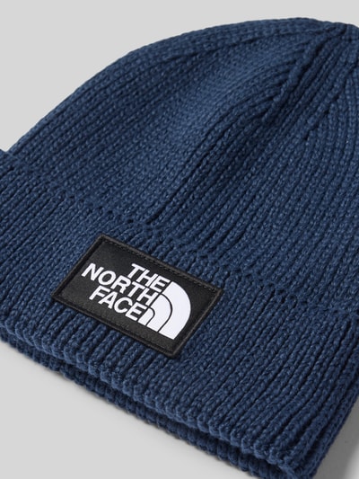 Produktfoto, Beanie in Ripp-Optik von The North Face, dunkles Blau, Strick-Optik, Label-Patch, breiter Umschlag, elastischer Material-Mix