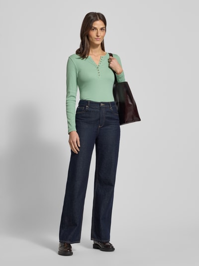 Frauenmodel trägt Slim Fit Longsleeve aus Baumwoll-Mix mit Henley-Ausschnitt von Christian Berg Woman in Mintgrün, Ganzkörperansicht von vorne. Rückenlänge bei Größe S: 58 cm.