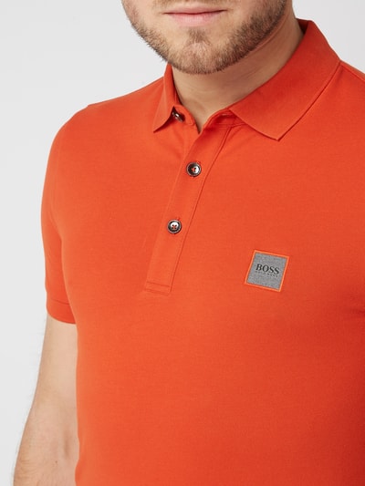 BOSS Orange Koszulka polo o kroju slim fit z naszywką z logo Ciemnoczerwony 3