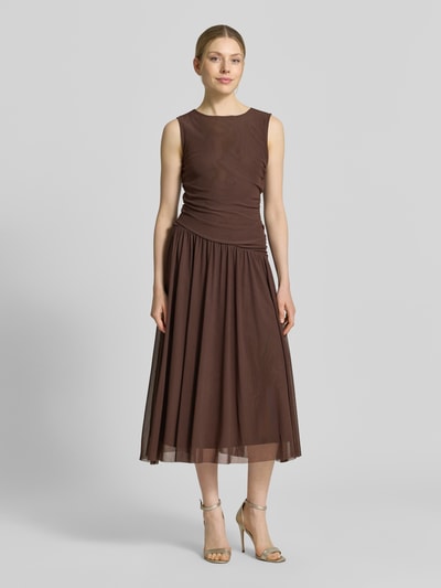 Vrouwenmodel draagt Midikleid uit mesh in asymmetrische look van Christian Berg Woman Selection, bruin, recht model, ronde hals, dames, mesh, ruglengte maat 36 50 cm, borstwijdte maat 36 39 cm, volledige lichaamsaanzicht van voren.