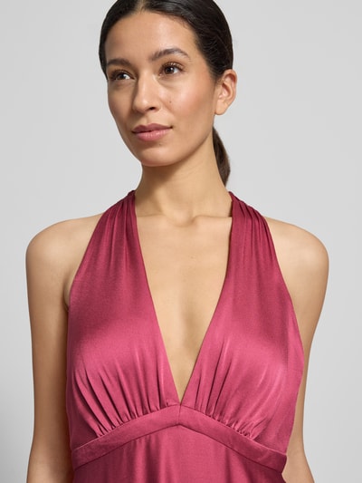 Frauenmodel trägt Regular Fit Abendkleid mit tiefem V-Ausschnitt von Jake*s Cocktail in glänzendem Satin, tailliert, Nahaufnahme Oberkörper.