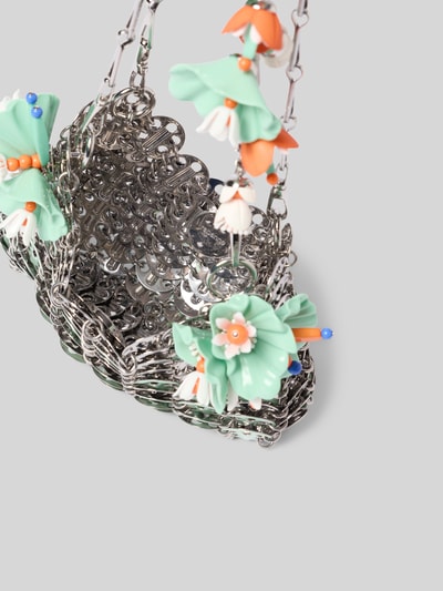 Produktfoto, Shoulder Bag in Ketten-Optik von Rabanne mit offenem Hauptfach, abnehmbare Schulterriemen, florale Applikationen, silberfarbene Kettenstruktur, Logo-Prägung, Maße ca. 17 cm Breite, 10 cm Länge, 3 cm Tiefe.
