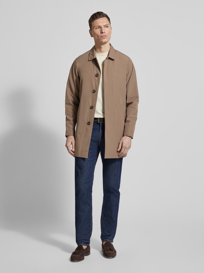 Männermodel trägt Kurzmantel mit verdeckter Knopfleiste Modell 'miles' von Matinique in Beige, Regular Fit, Ganzkörperansicht von vorne.