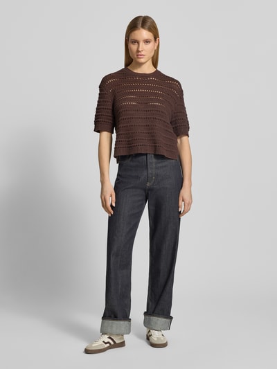 Frauenmodel trägt Regular Fit Sweatshirt mit Lochmuster Modell 'Mina' von OPUS aus Baumwoll-Mix in Braun, Ganzkörperansicht von vorne.