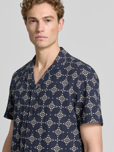 Männermodel trägt relaxed fit vrijetijdsoverhemd uit puur katoen in donkerblauw met wit patroon, Relaxed Fit Freizeithemd aus reiner Baumwolle van s.Oliver RED LABEL, Nahaufnahme Oberkörper
