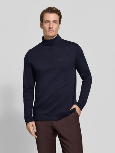Männermodel trägt Longsleeve mit Rollkragen von HECHTER PARIS in Dunkelblau, reine Baumwolle, gerader Schnitt, Ganzkörperansicht von vorne.