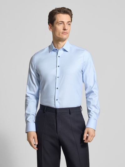 Männermodel trägt Slim Fit Freizeithemd mit Kentkragen Modell 'New York' von OLYMP Level Five in Hellblau, Baumwoll-Mix, Ganzkörperansicht von vorne. Kontext: Langärmelig, durchgehende Knopfleiste, Sportmanschetten, Rückenlänge 80 cm, Schulterbreite 44 cm, Ärmellänge 68 cm.