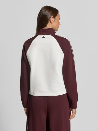Frauenmodel trägt Regular Fit Sweatshirt aus Baumwoll-Mix von Lacoste in Two Tone mit Label Patch, Logo-Patch, Reißverschlussdetail, Troyerkragen; Material Piqué, Rückansicht Ganzkörperansicht.