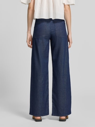 Frauenmodel trägt Wide Leg Jeans aus Baumwoll-Mix Modell 'STYLE.MAINE' von Brax in Denim-Optik mit 5-Pocket-Design, Ganzkörperansicht Rückansicht.