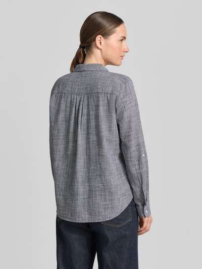 Frauenmodel trägt Regular Fit Hemdbluse aus reiner Baumwolle von Tom Tailor, Optik: Allover-Muster mit Hahnentritt, Ganzkörperansicht Rückansicht.