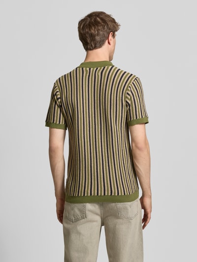 Męski model nosi Regular Fit Koszulka polo w imitacji dzianiny Model 'Carly' od Blend z bawełny, krótki rękaw, kołnierzyk polo, krój regular fit, długość tyłu w rozmiarze M 72 cm, pasiasty wzór w kolorach zielonym i beżowym, tekstura o wyglądzie dzianiny. Ganzkörperansicht Rückansicht